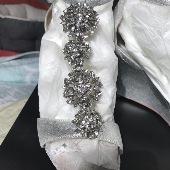 Badgley Mischka Silver Wedges 7.5 - Picture 2 of 7